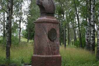 Памятник Н. Г. Кузнецову. Великий Устюг, 2004 г.